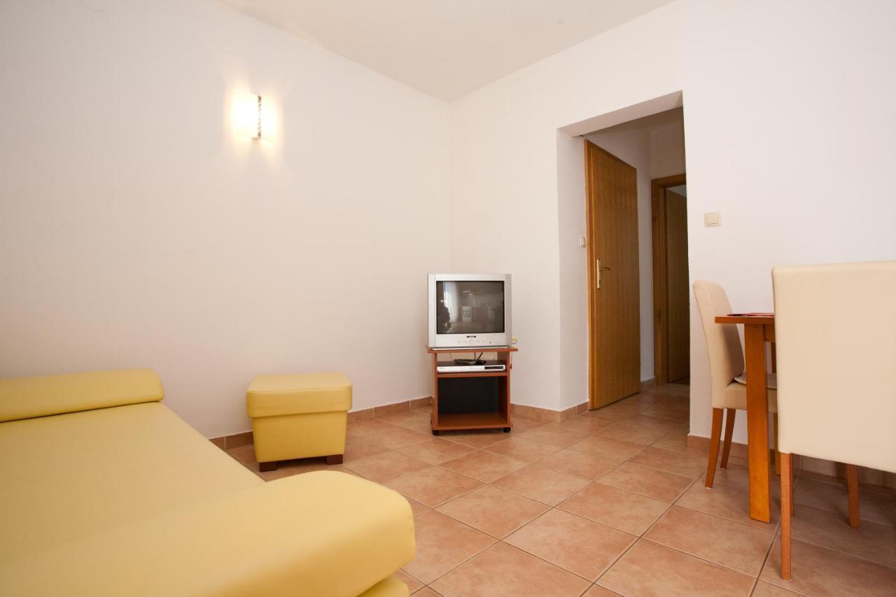 Apartments Glibo Near The Sea And Town Center! Krk Town Exterior foto